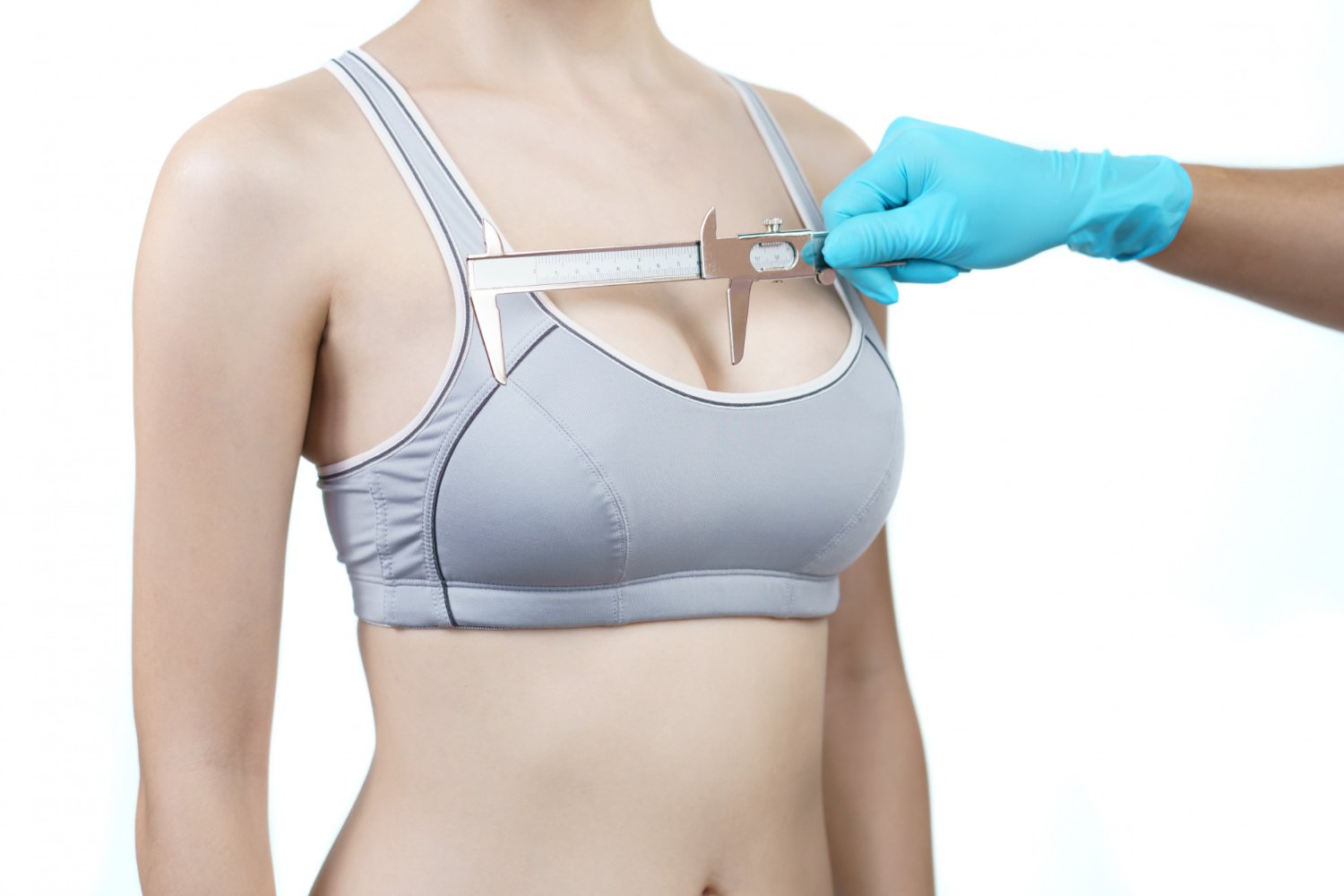 Peut-on corriger l’espace entre les seins avec la chirurgie des seins ?